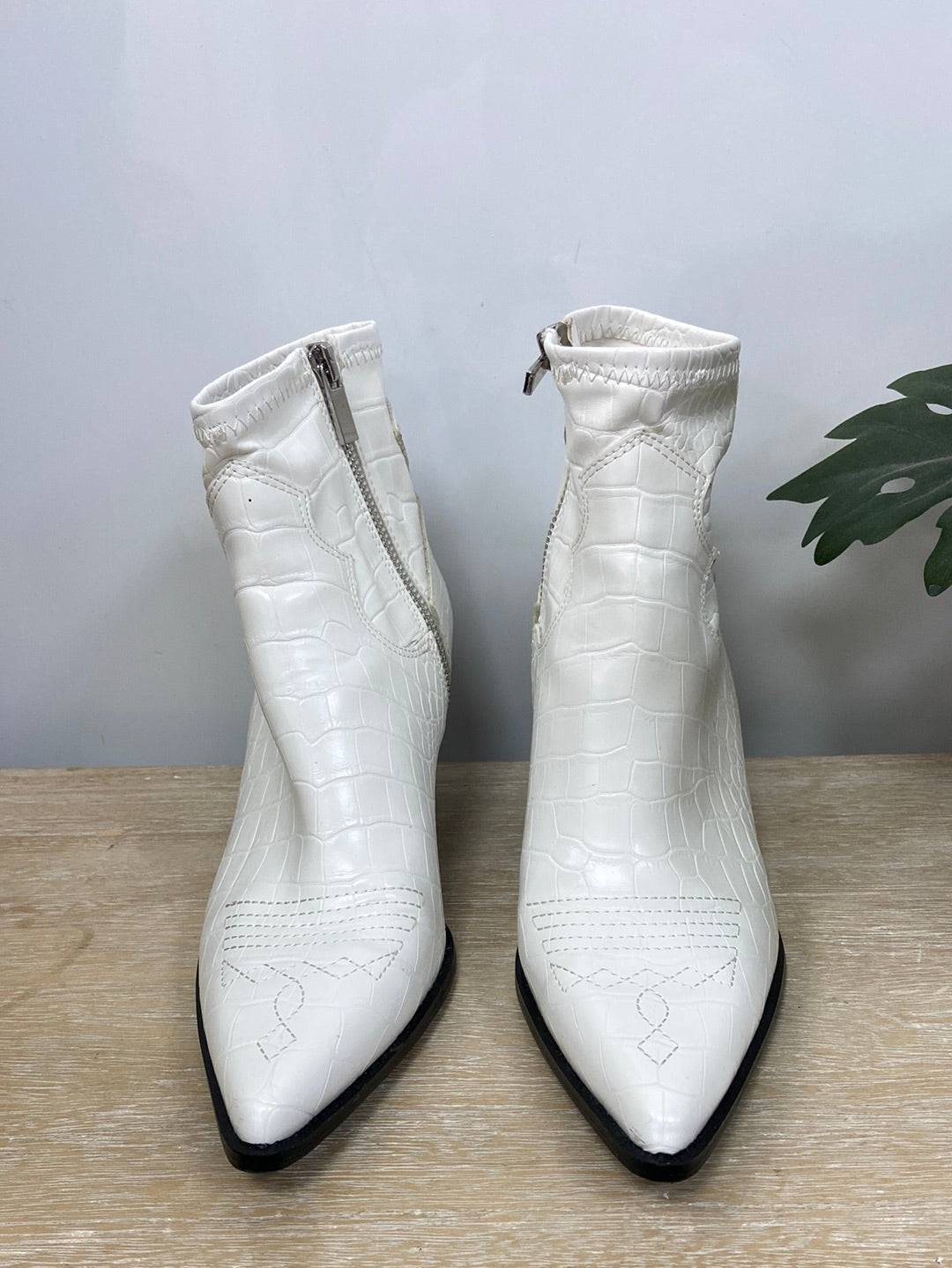 BERSHKA.Botines blancos cowboy T.37