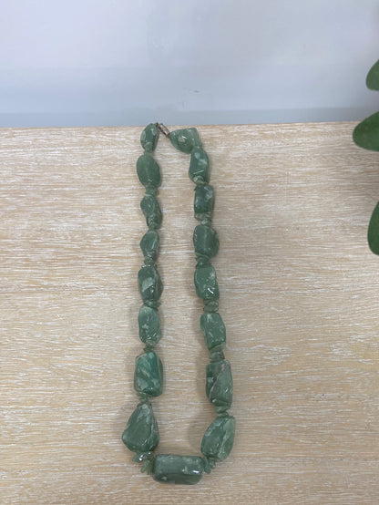 market. OTRAS.Collar piedras verdes