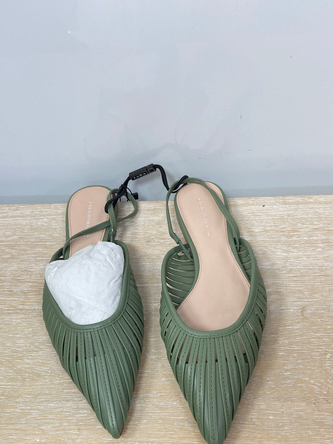 ZARA. Bailarina destalonada verde  T.37