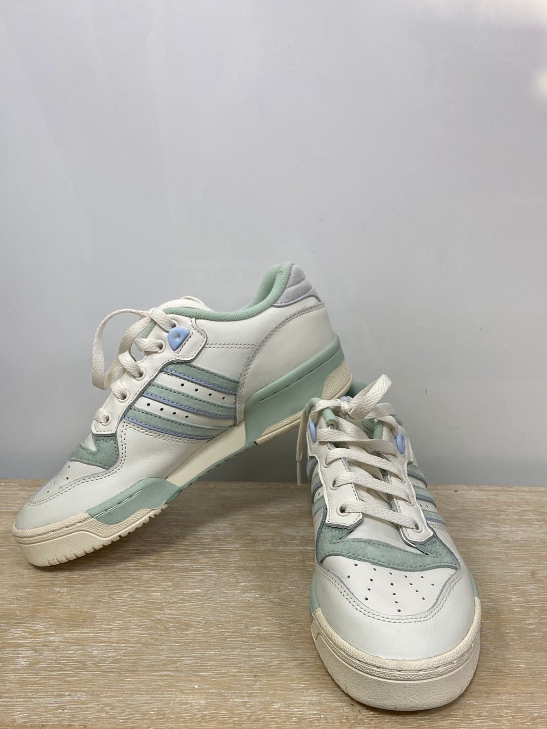 ADIDAS.Zapatillas tonos pastel T.38