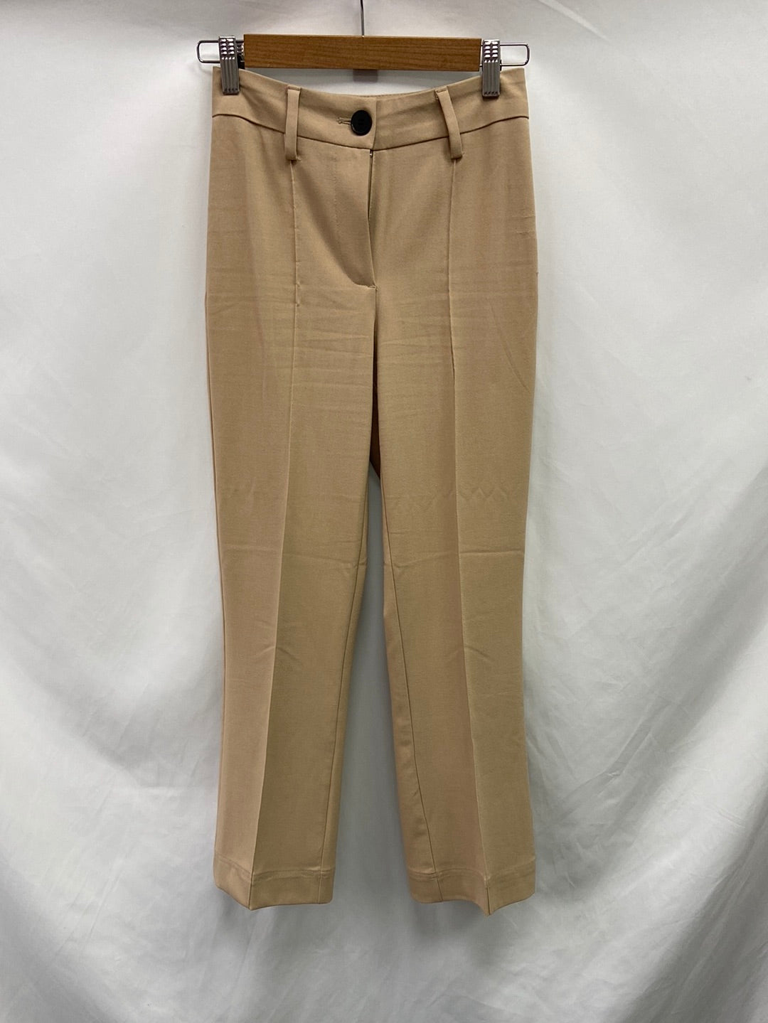 BERSHKA.Pantalones elásticos camel pinzas T.34