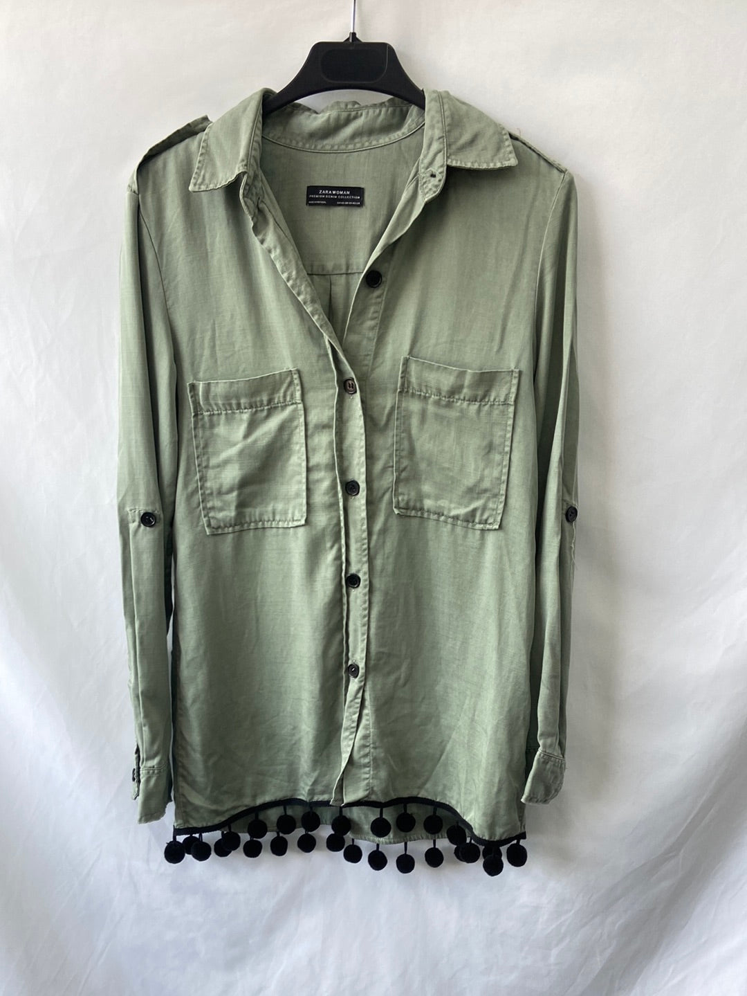ZARA.Camisa verde borlas T.XS