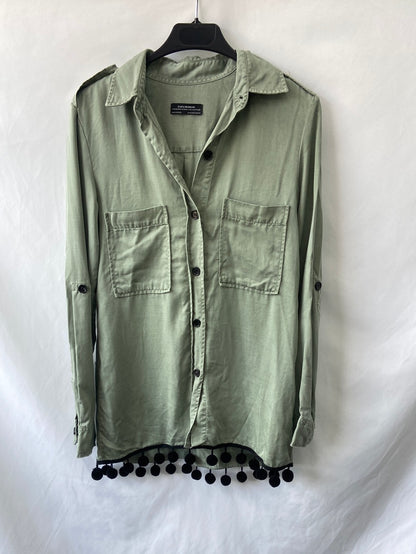 ZARA.Camisa verde borlas T.XS