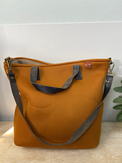 OTRAS.Bolso neopreno mostaza