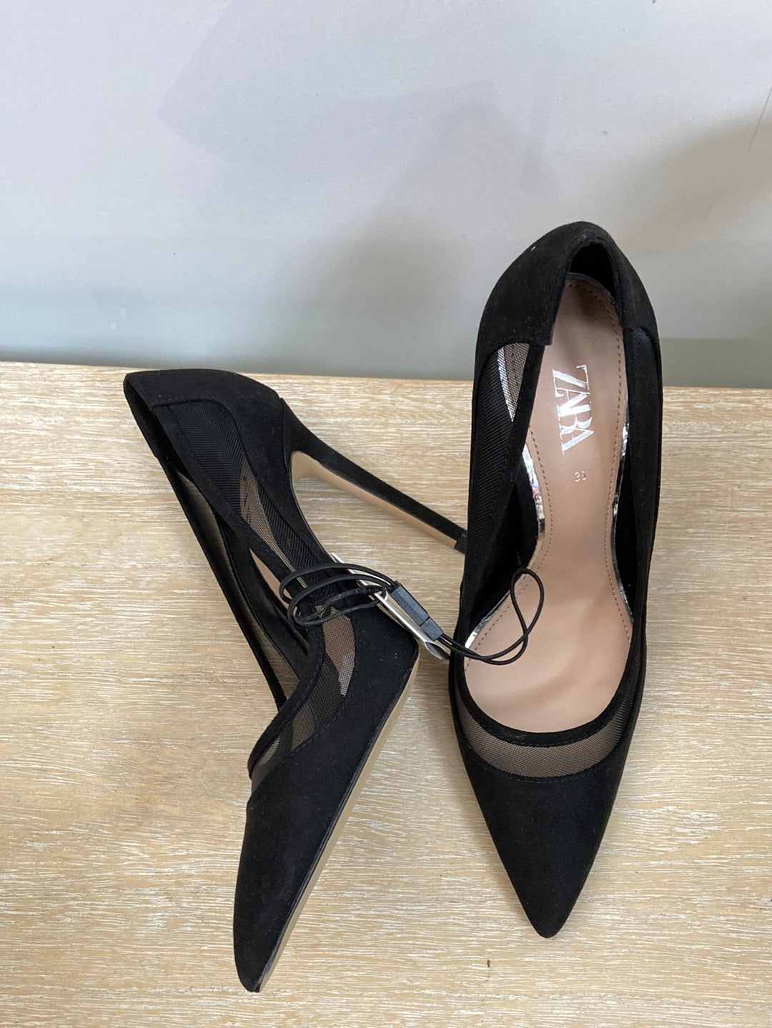 ZARA. Stiletos negros rejilla T.35