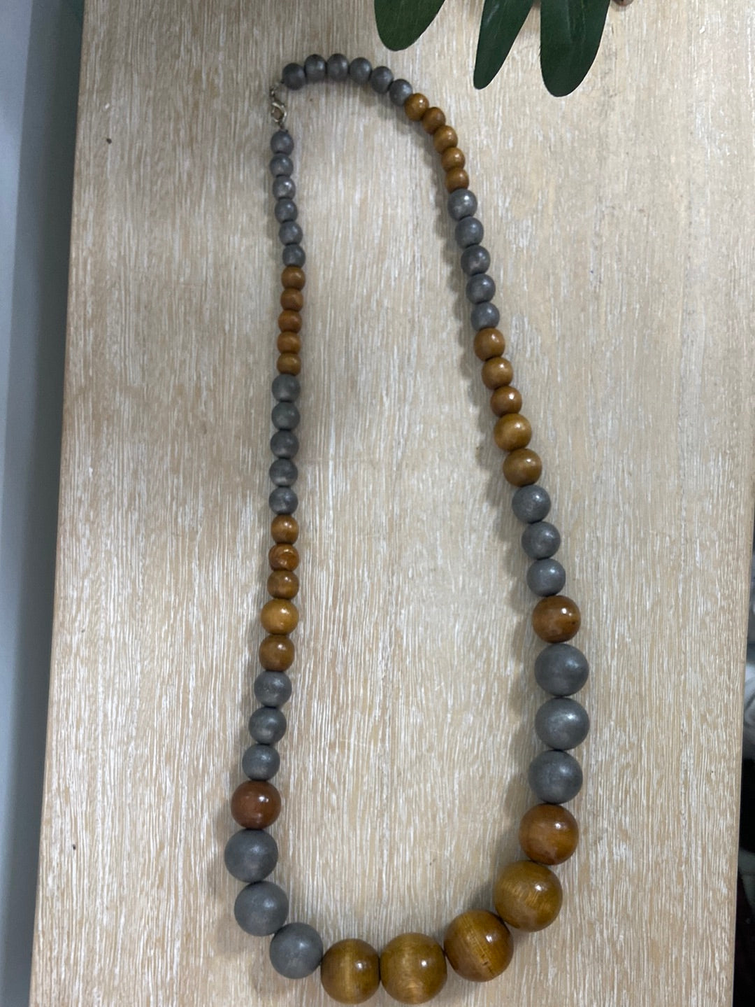 OTRAS.Collar bolas madera largo