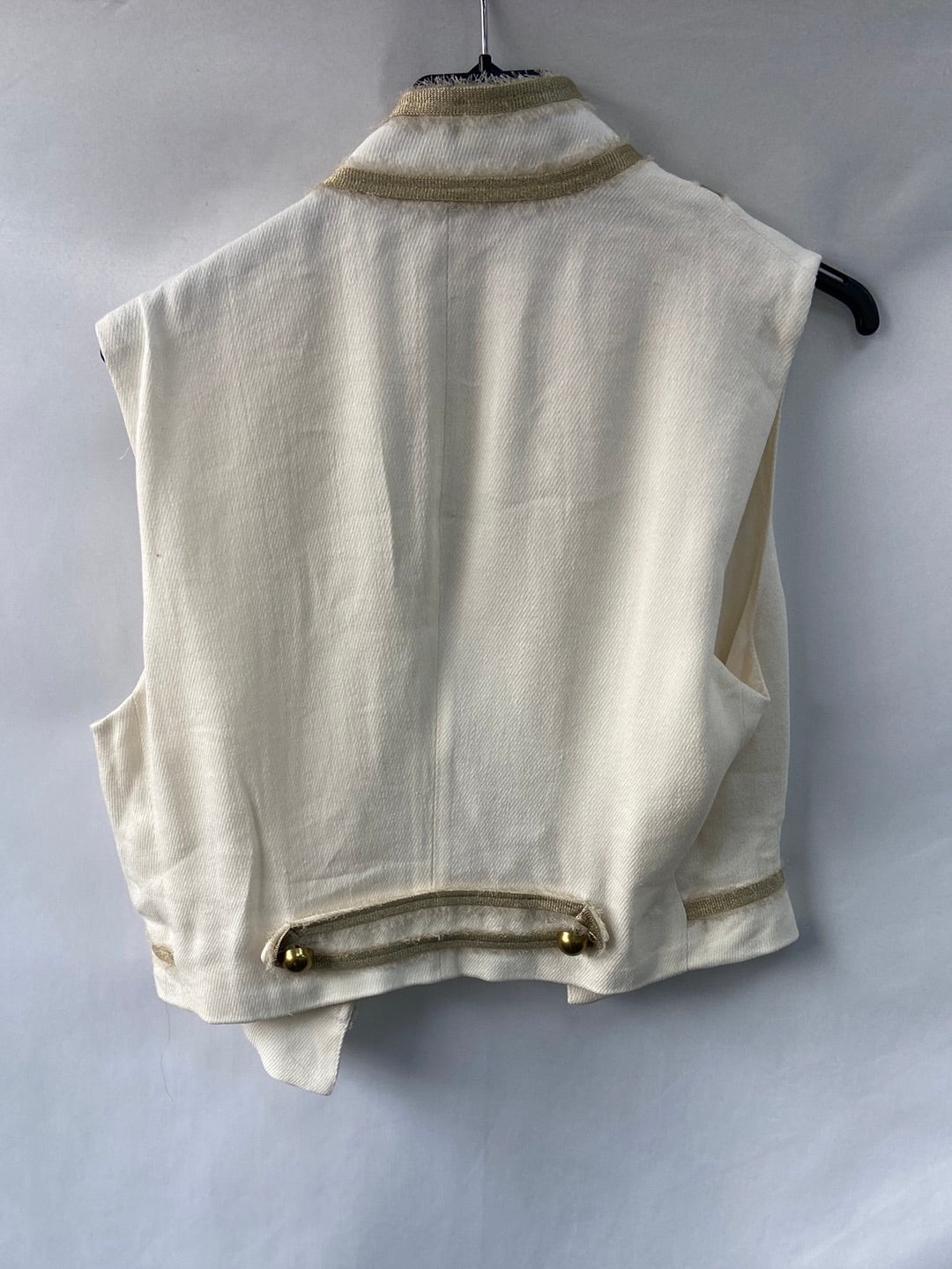 ZARA.Chaleco beige y dorado T.s