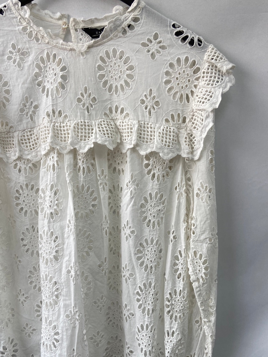 ZARA.Blusa blanca troquelada T.s