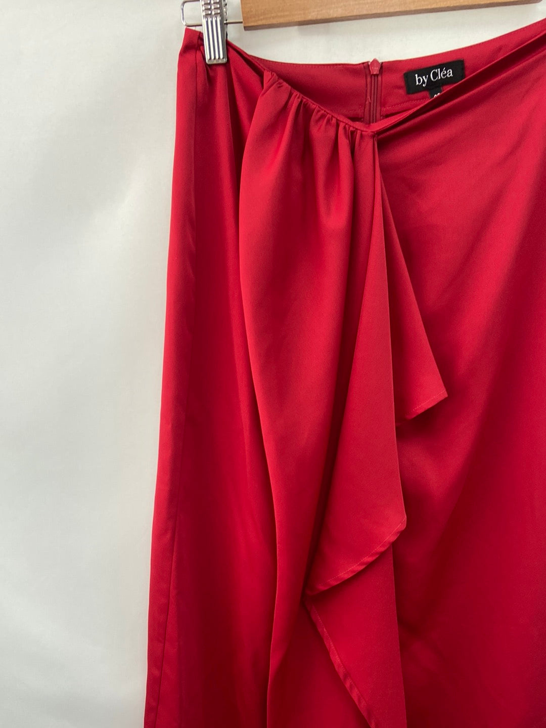 BY CLÉA. Red ruffle midi skirt (36,38,40)