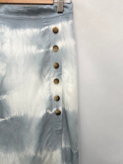 OTRAS.Falda midi tie dye botones T.s