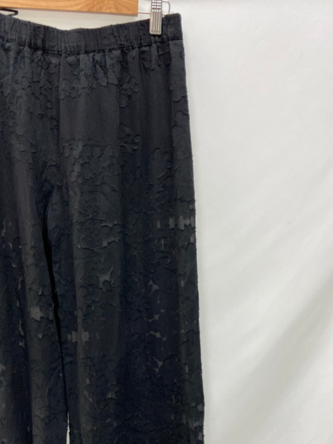 ZARA.Pantalones negros textura T.M