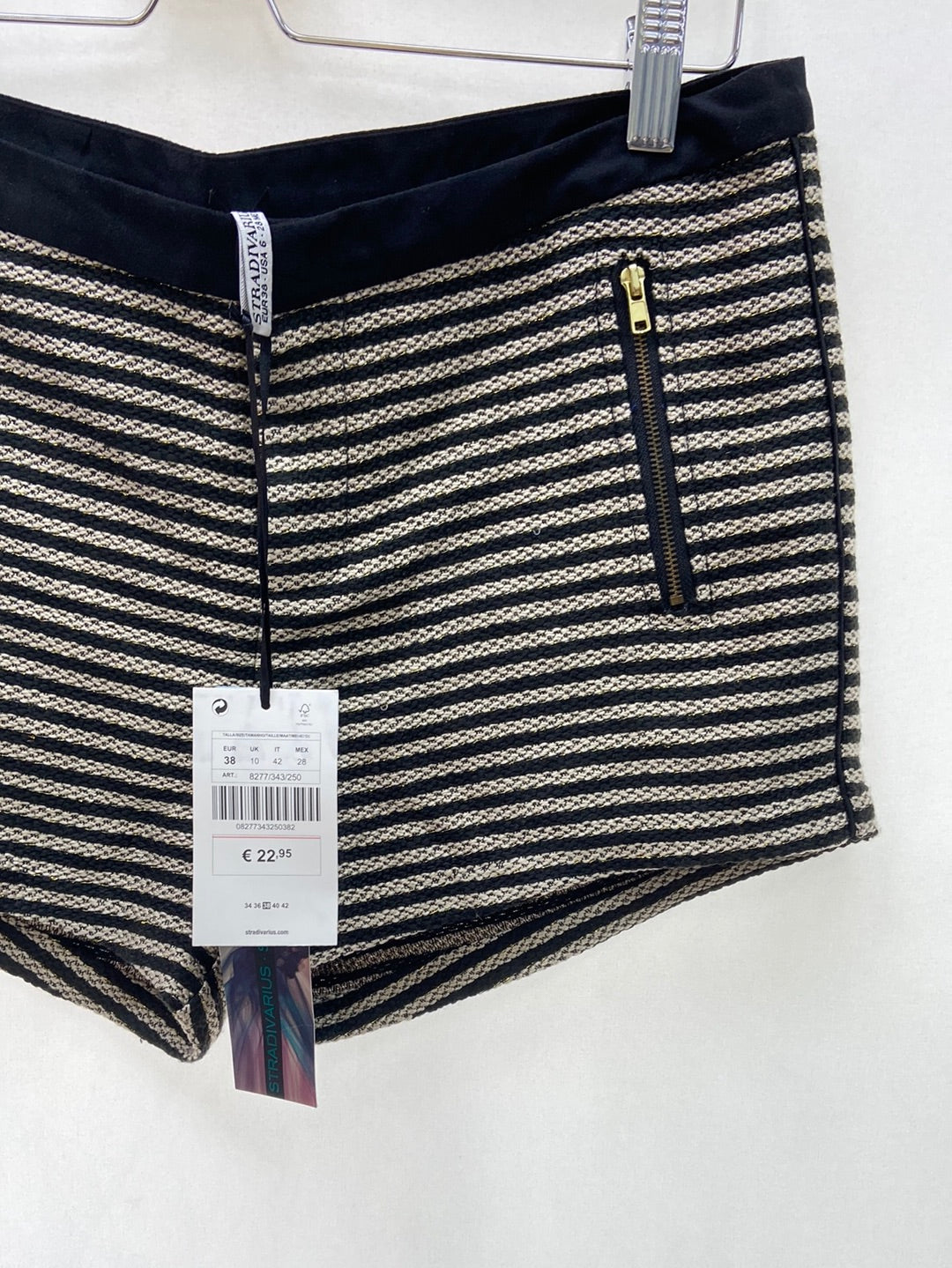 STRADIVARIUS. Embroidered shorts T.38