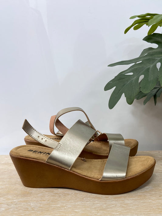 BEINI.Sandalia tiras doradas T.37