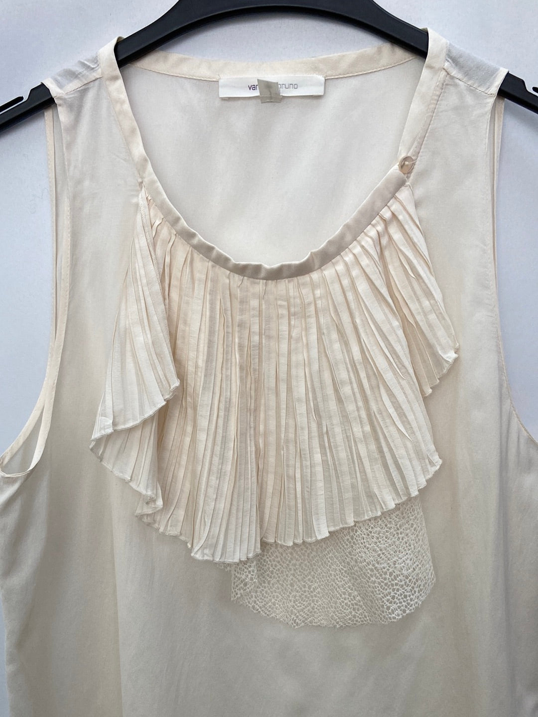 VANESSA BRUNO.Beige pleated silk top T.36