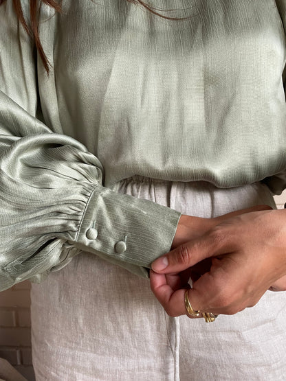 H&M.Blusa verde pastel satinada T.36 (Tara)