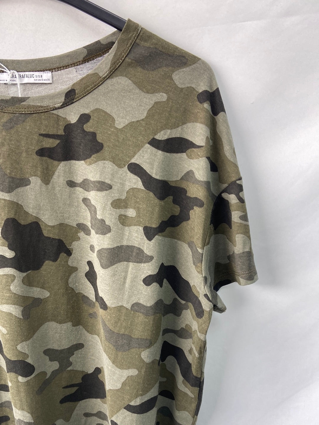 ZARA. Camiseta camuflaje T.s
