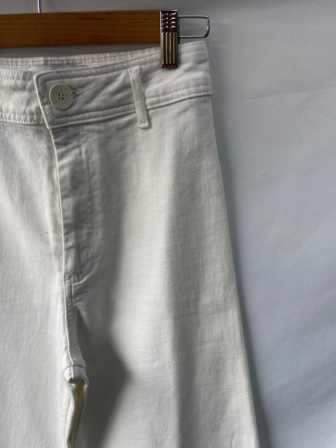 ZARA.Pantalones blancos bajo ancho T.36