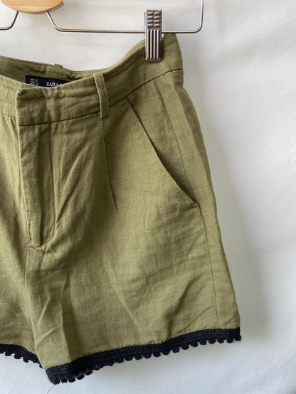 ZARA.Shorts Lino verdes T.XS