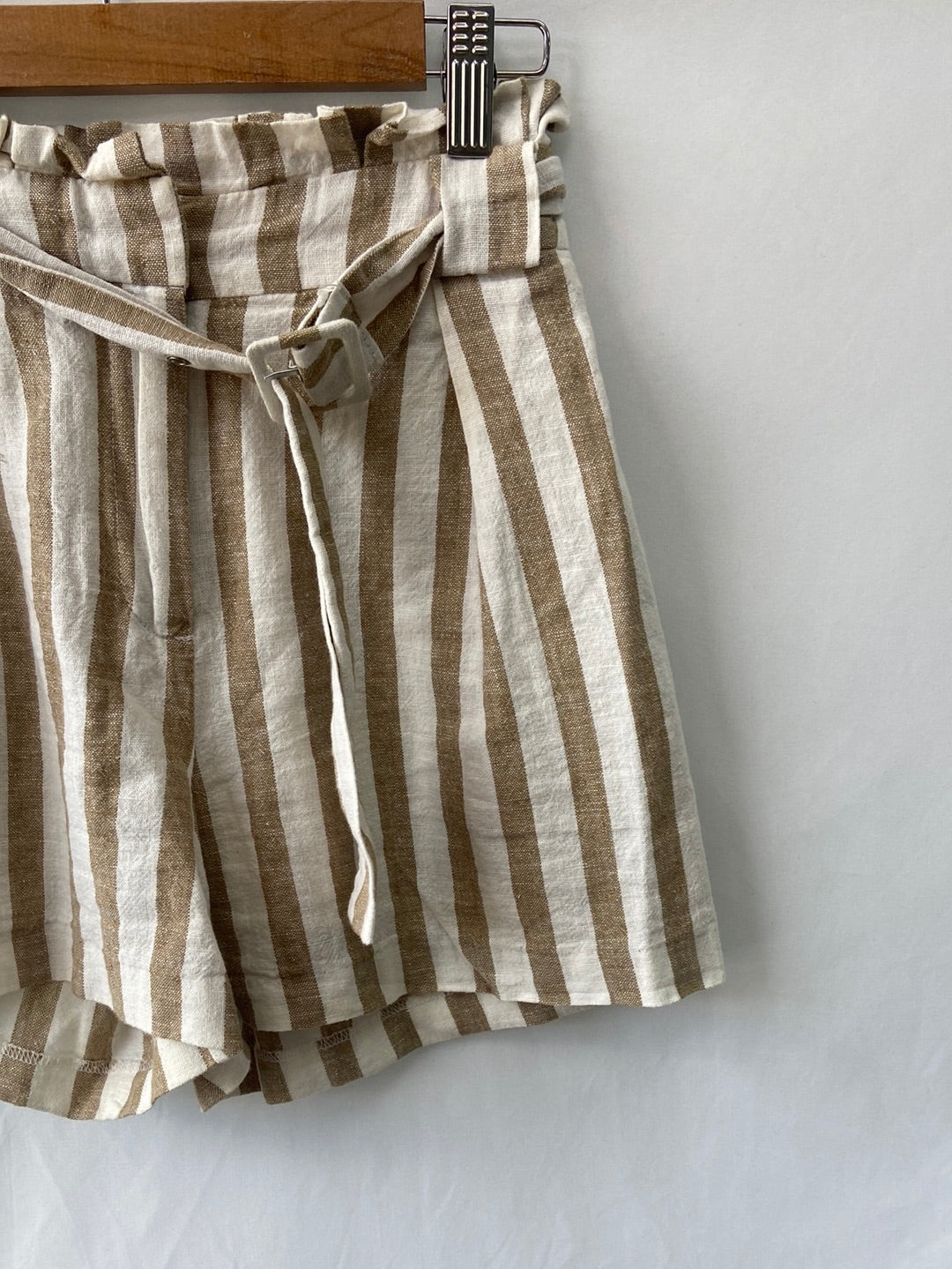 STRADIVARIUS. Shorts beiges rayas T.34