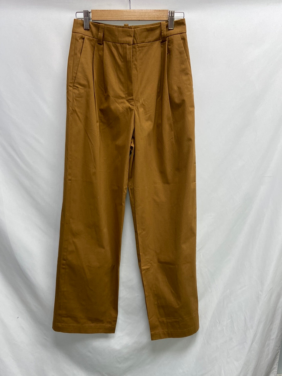 MANGO. Pantalón camel pinzas T.36