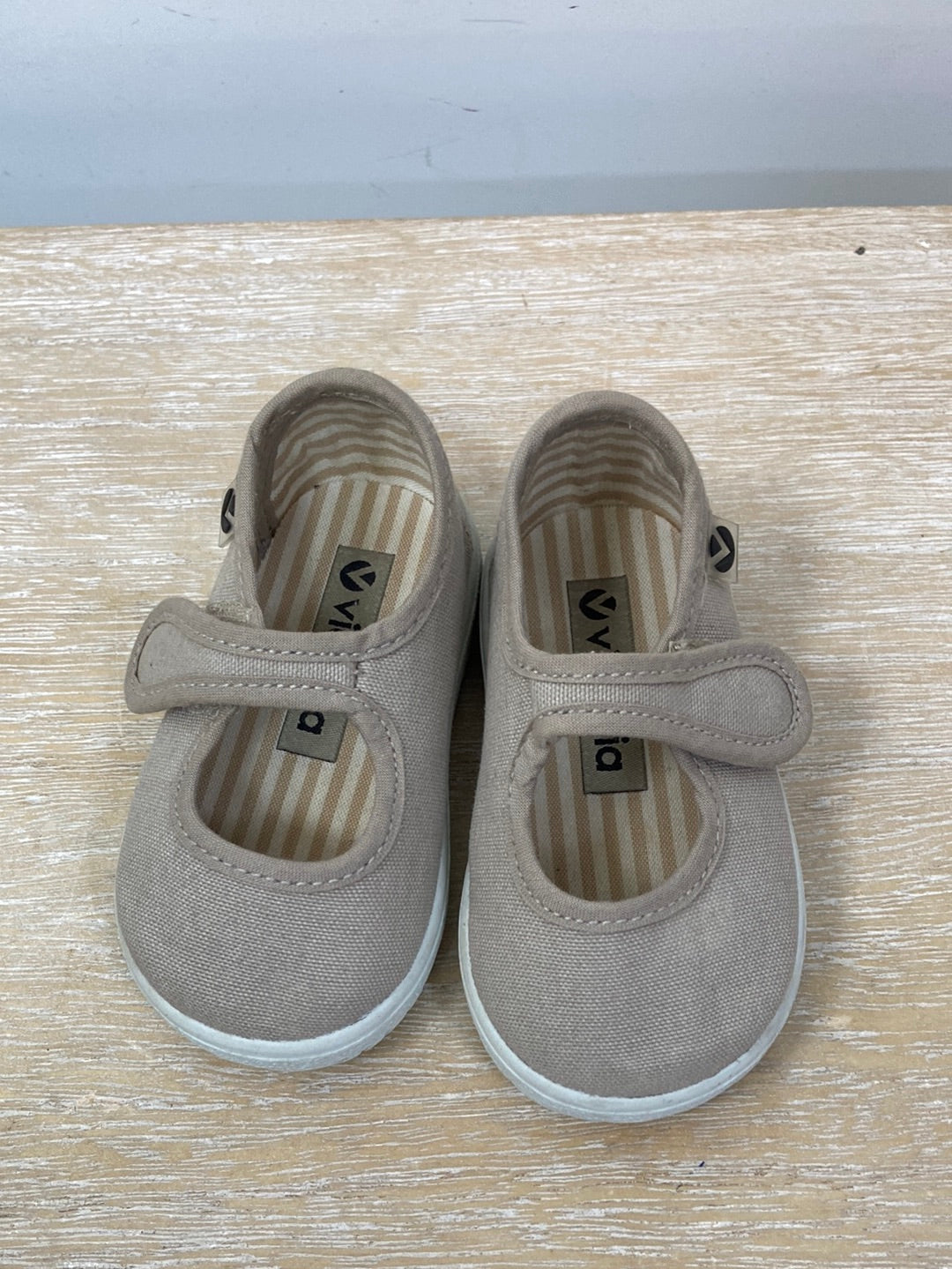 VICTORIA.Zapatos beiges T.18