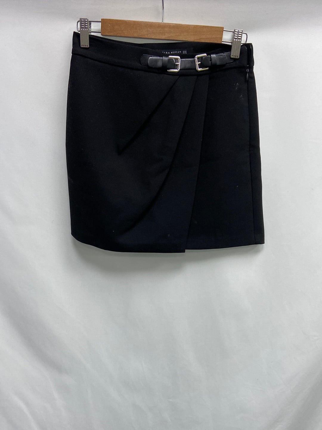 ZARA. Falda negra hebilla T.xs