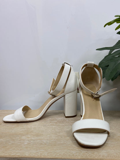 PIMKIE.Sandalia blanca tira T.38