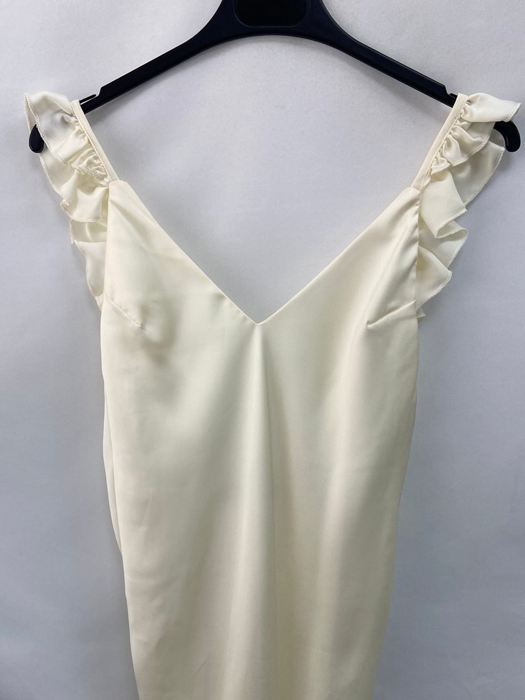 BY CLÉA.Vestido midi crema satinado (34,36 y 38)