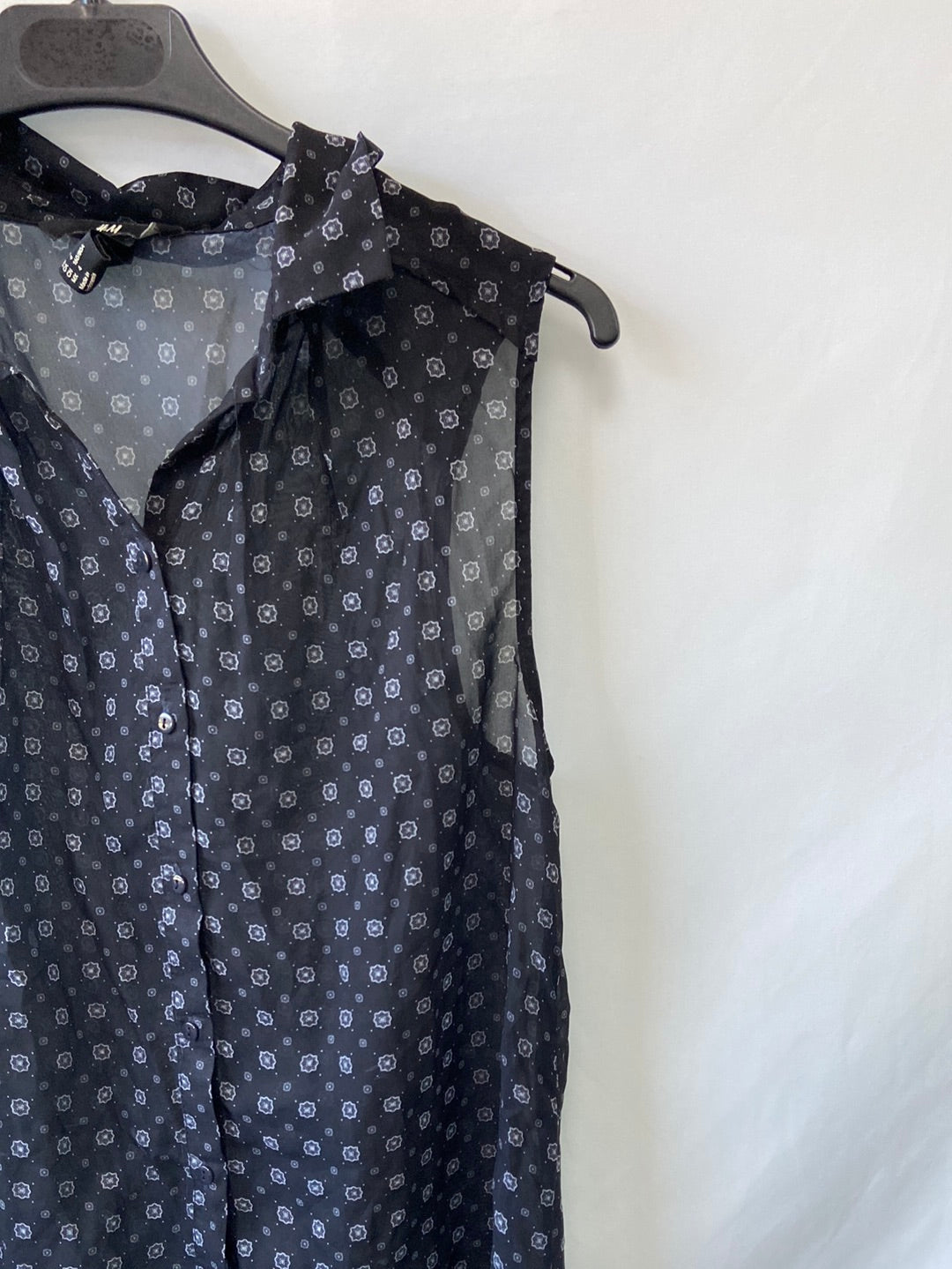 H&M. Blusa negra sin mangas T.34