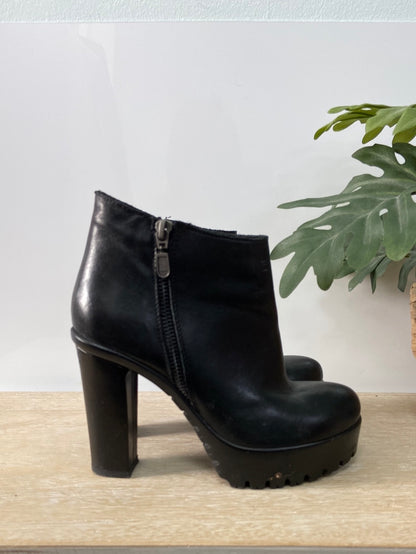 OTRAS. Botines cremallera T.36