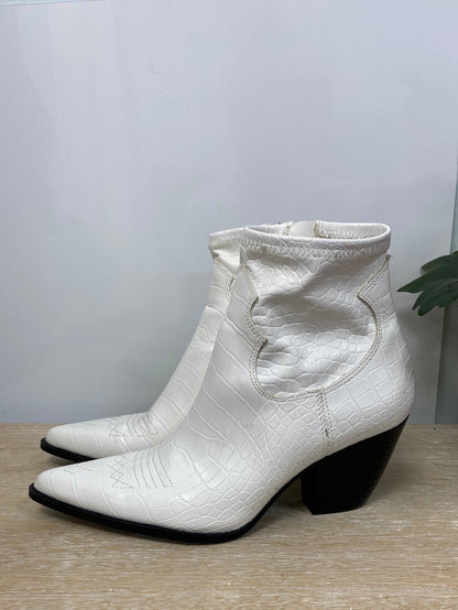 BERSHKA.Botines blancos cowboy T.37