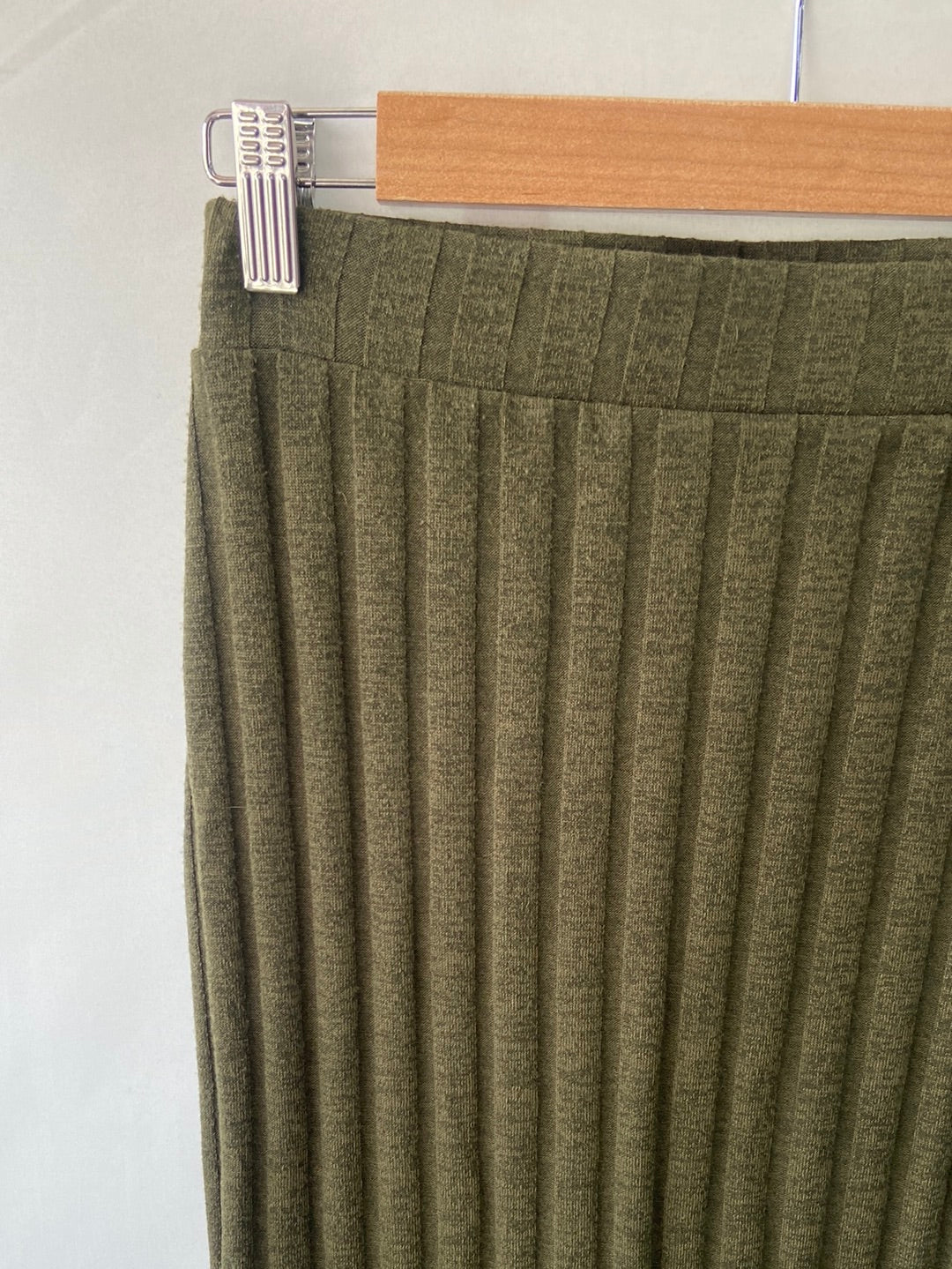 MANGO.Falda midi verde punto canalé T.s