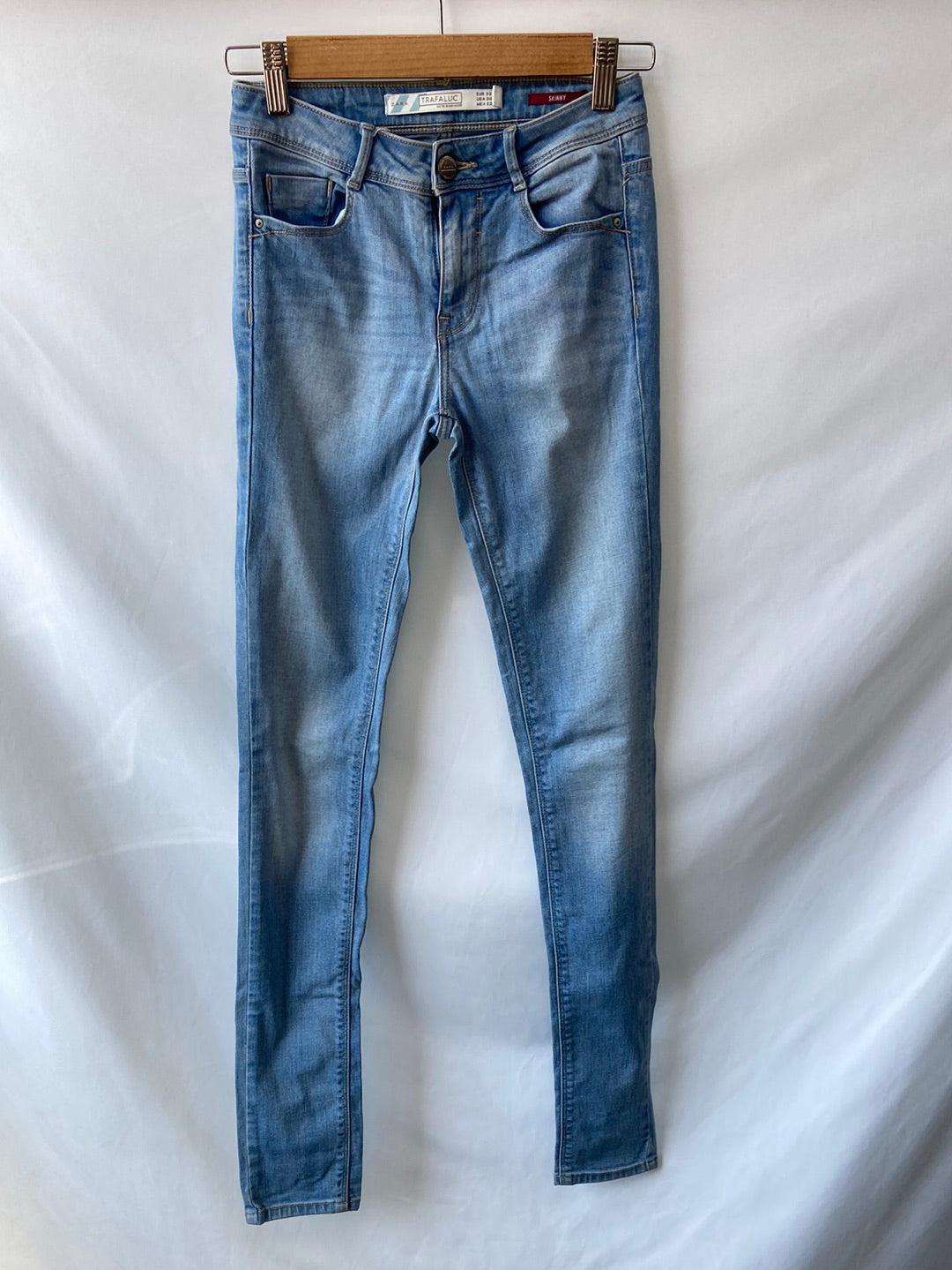 ZARA.Pantalones pitillo denim clarito T.32