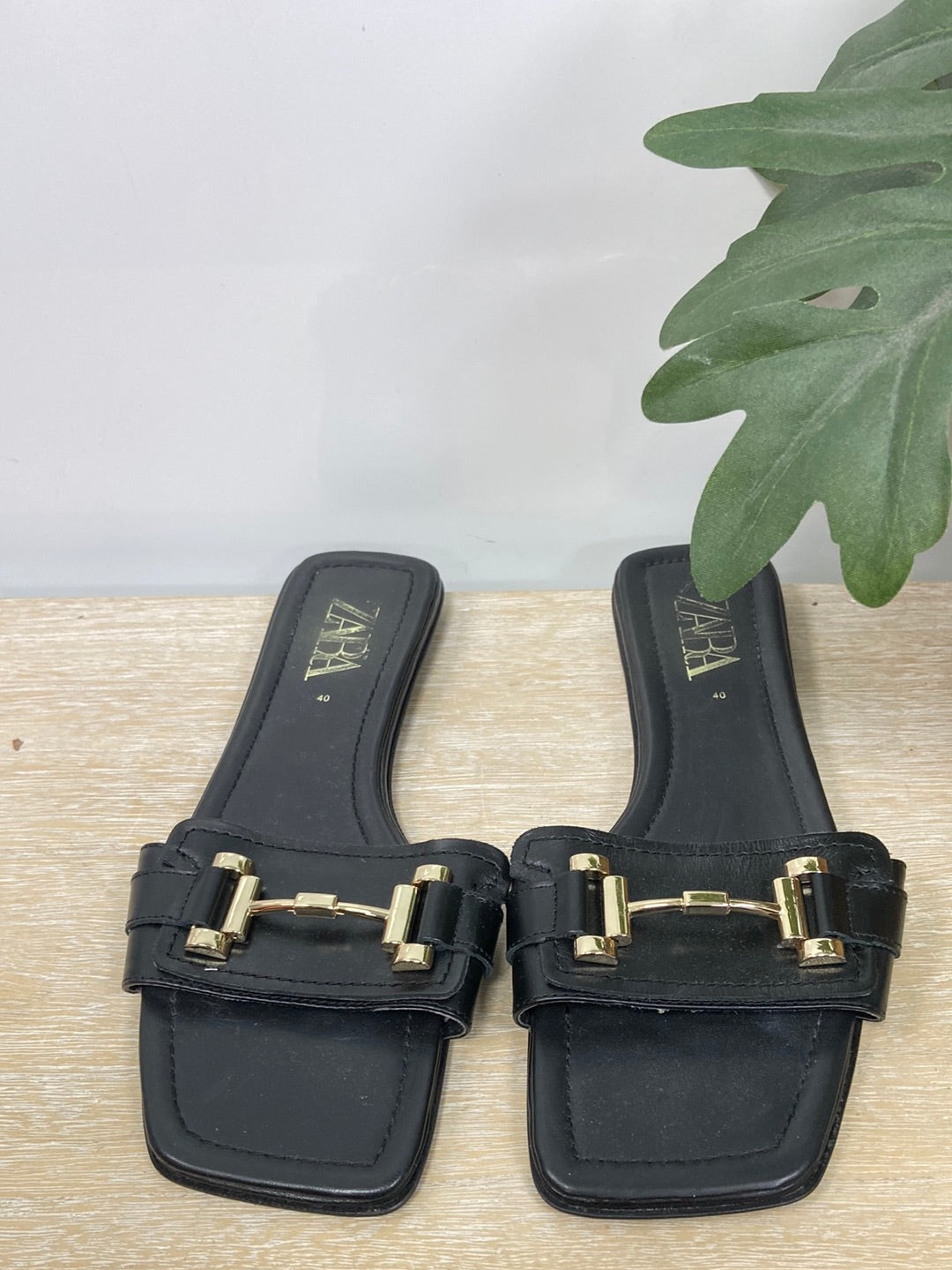 ZARA. Sandalia negra hebilla T.40