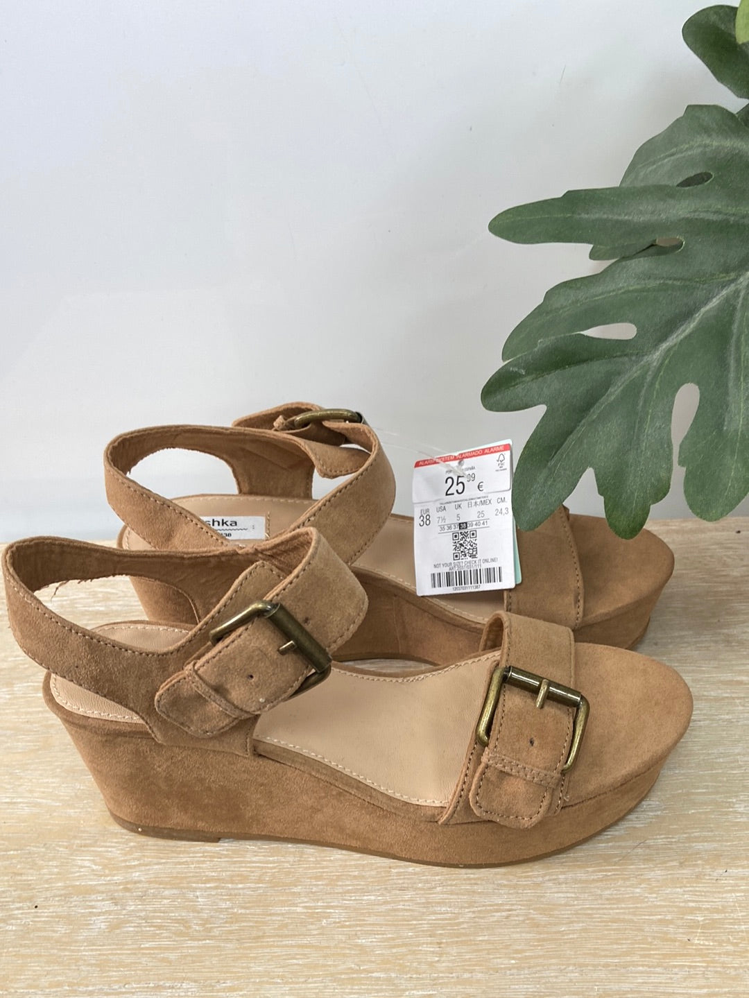 BERSHKA.Plataformas antelina beiges T.38