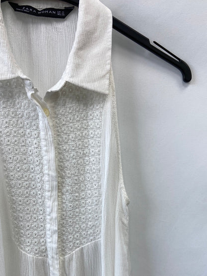 ZARA.Blusa blanca halter troquelado T.XS
