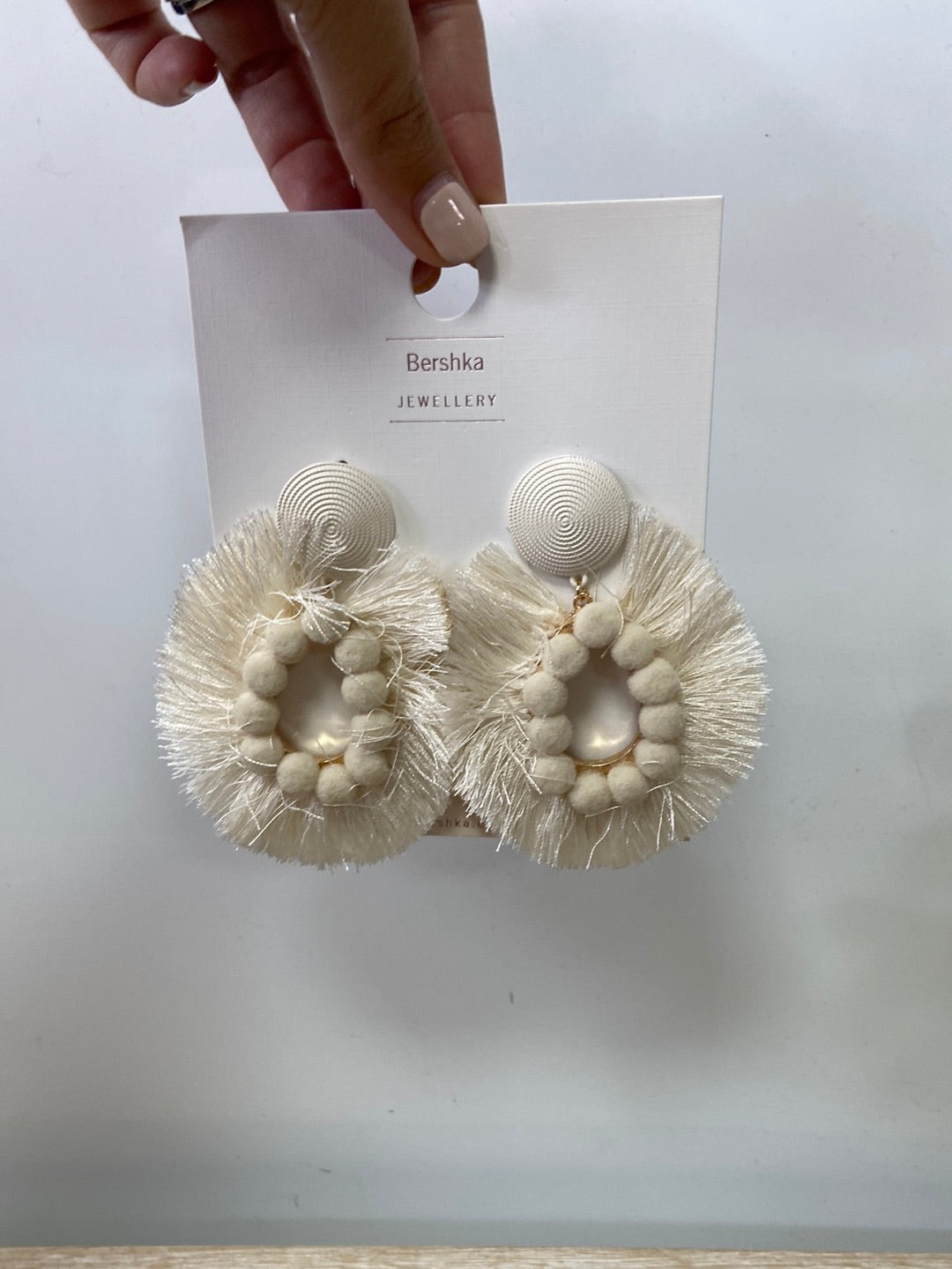 BERSHKA.Pendientes blancos flecos