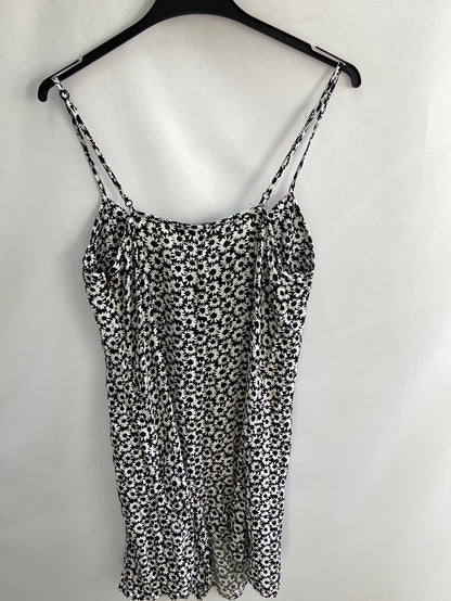 BERSHKA.Mono corto flores t.l(s)