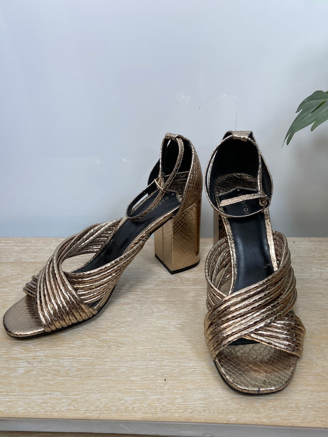 PARFOIS. Golden sandals T.36