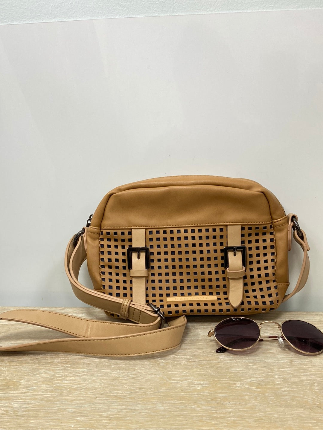 CAMINATA. Bolso camel troquelado