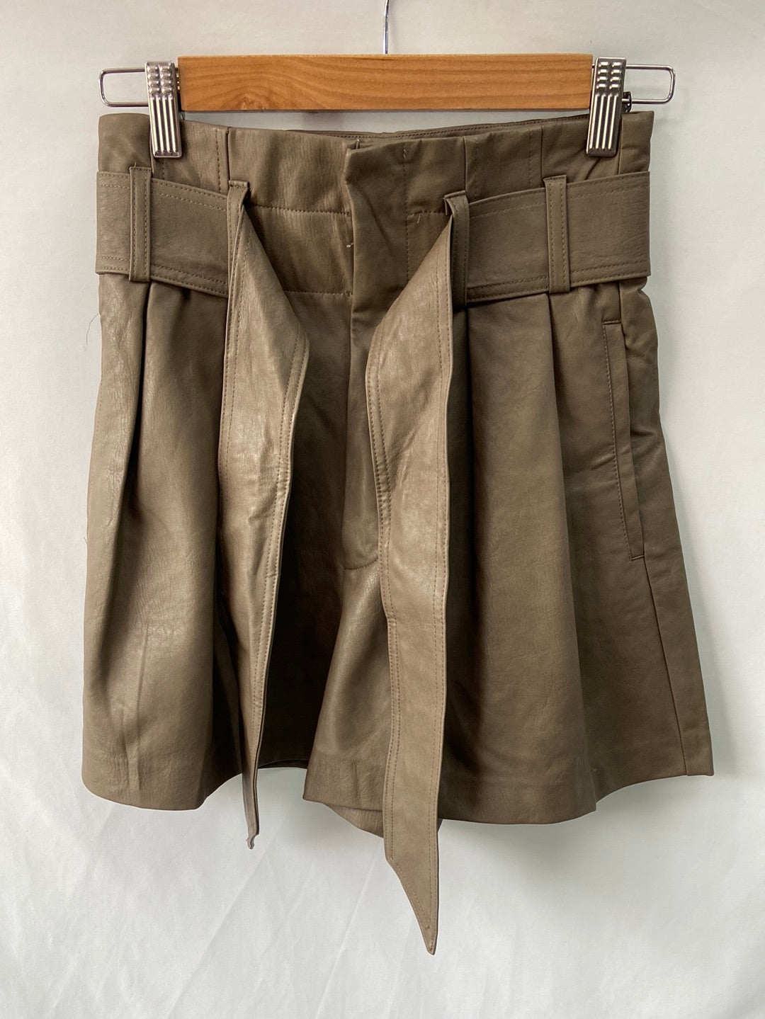 ZARA.Shorts polipiel marrón verdoso T.XS