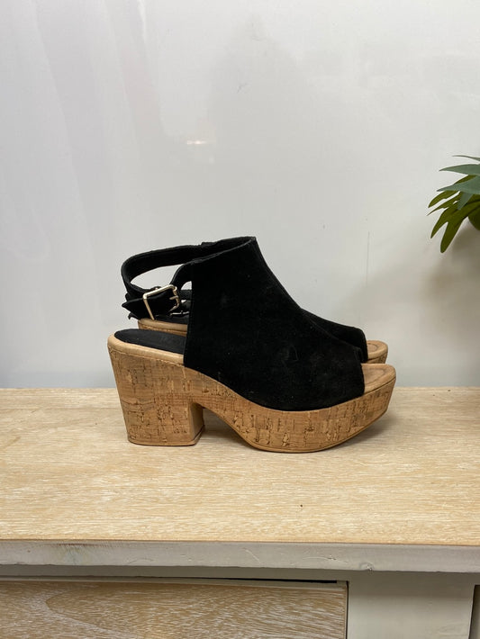 WEDNESDAY. Black platforms T.37