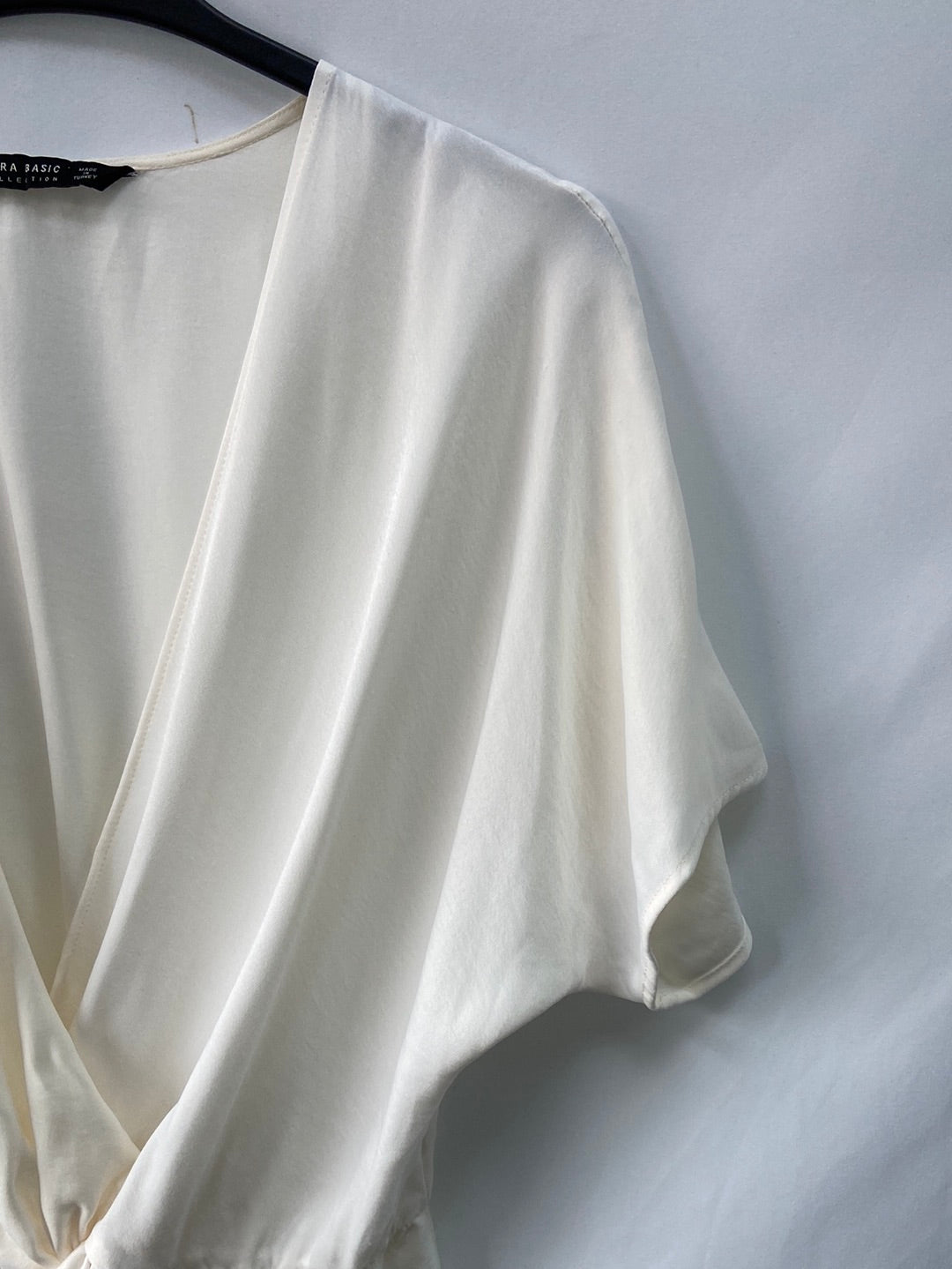 ZARA.Blusa/top blanco arreglado T.XS (Tara)