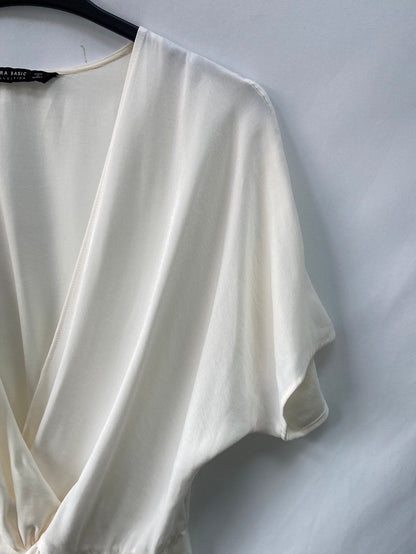 ZARA.Blusa/top blanco arreglado T.XS (Tara)