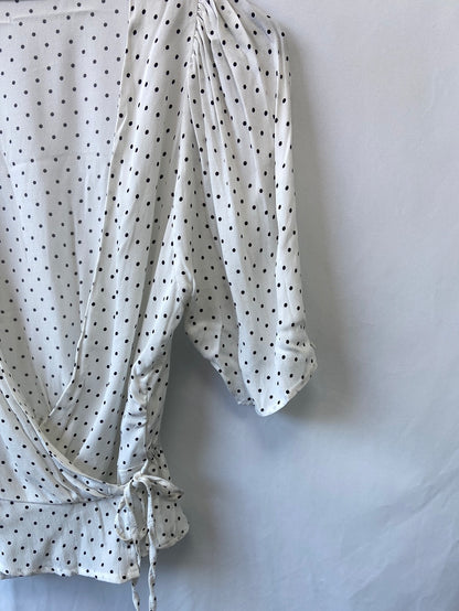 PULL&BEAR.Top lunares escote amplio T.XS