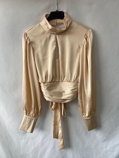 OUTFITBOOK.Top beige satinado T.S (Tara)