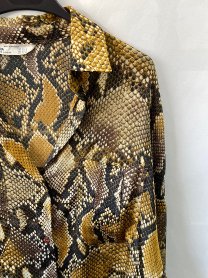 ZARA. Camisa estampado serpiente amarilla T. xs-s