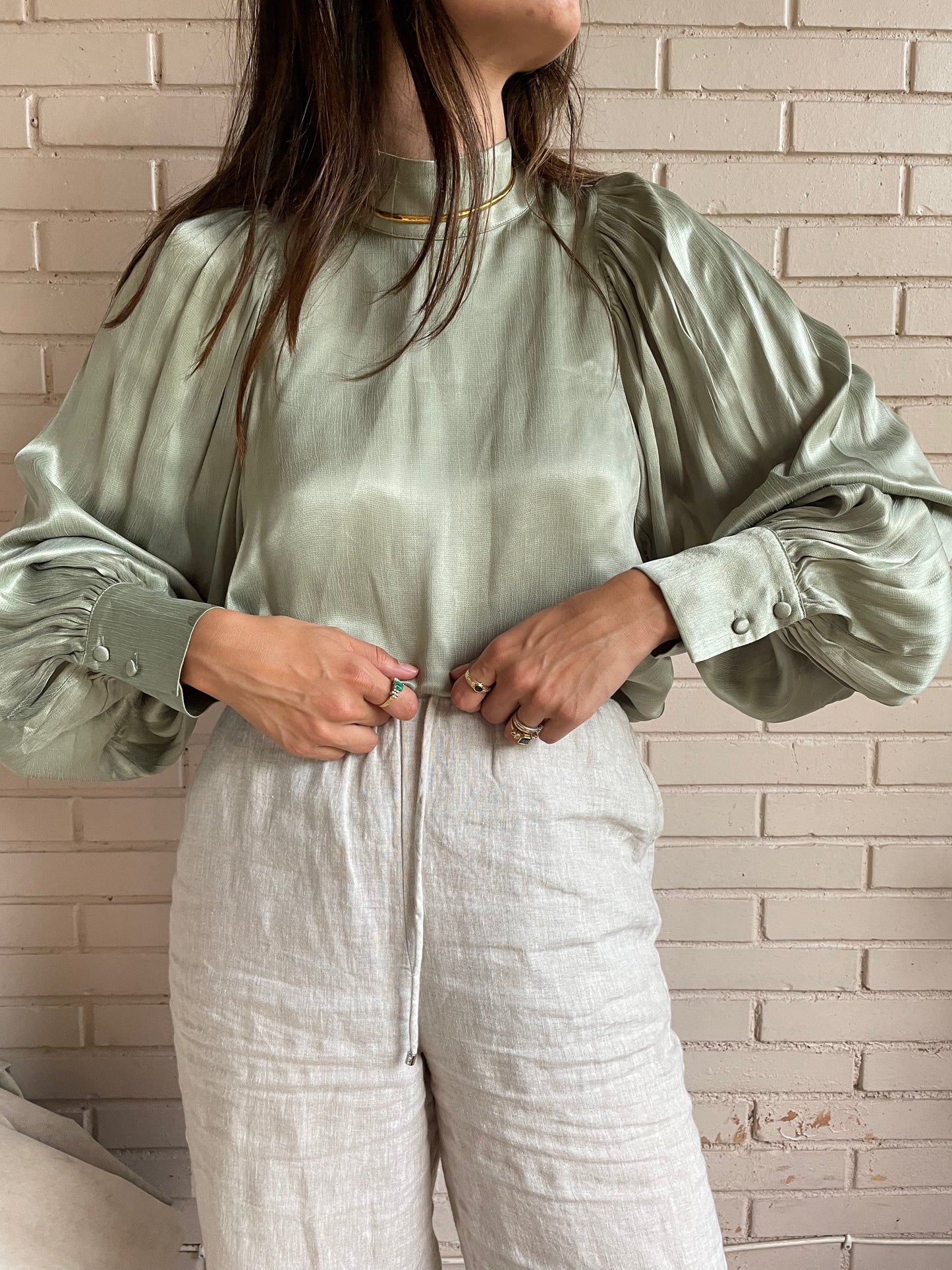 H&M.Blusa verde pastel satinada T.36 (Tara)