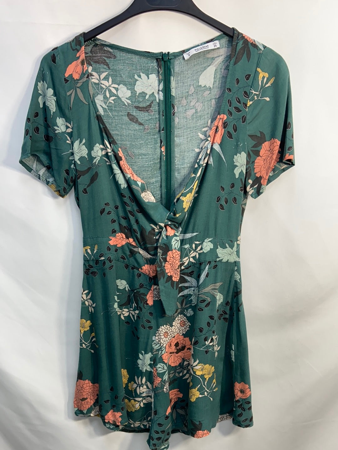 PULL&BEAR.Mono corto verde flores escote nudo T.s