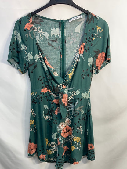 PULL&BEAR.Mono corto verde flores escote nudo T.s